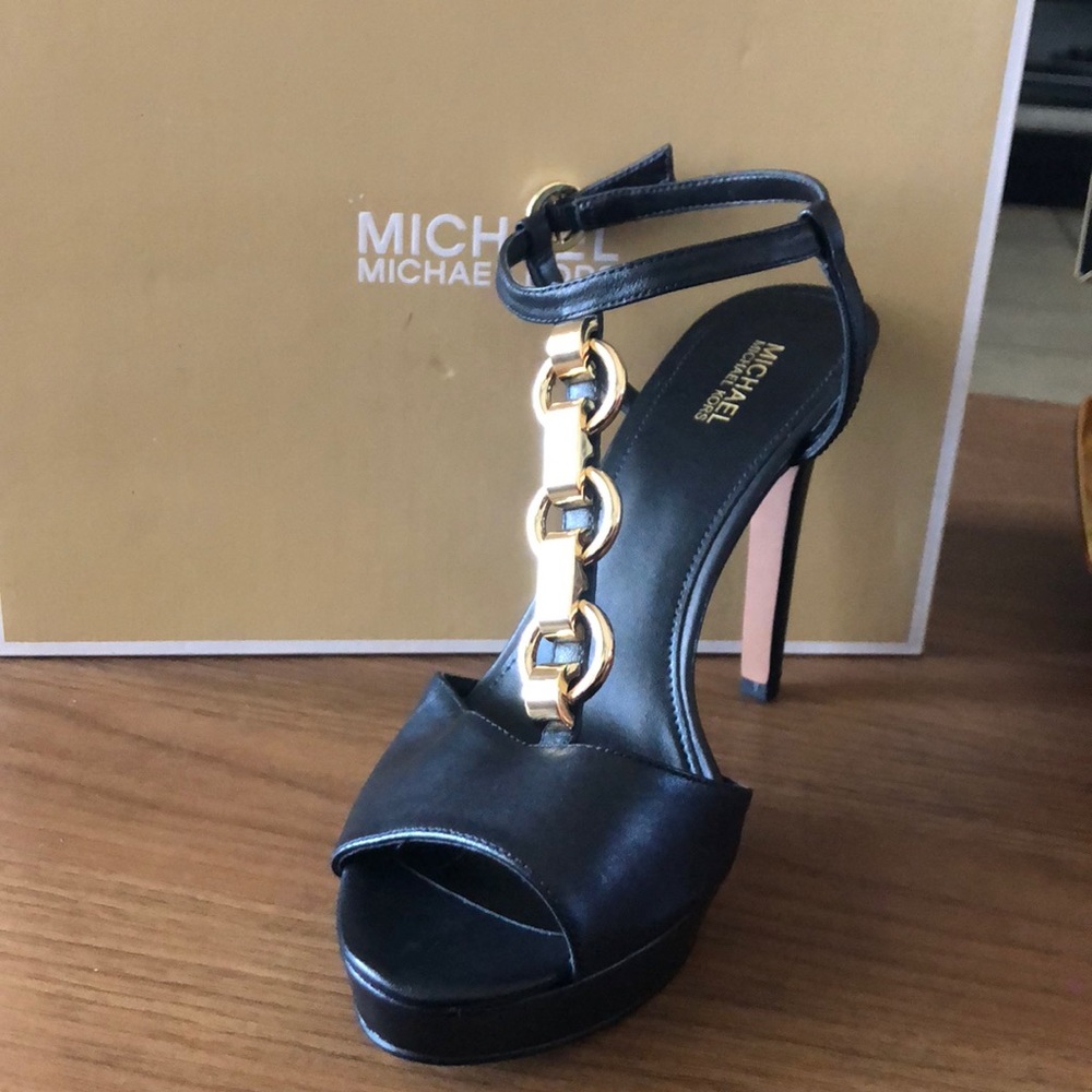 heels never been worn they were small on me 😔